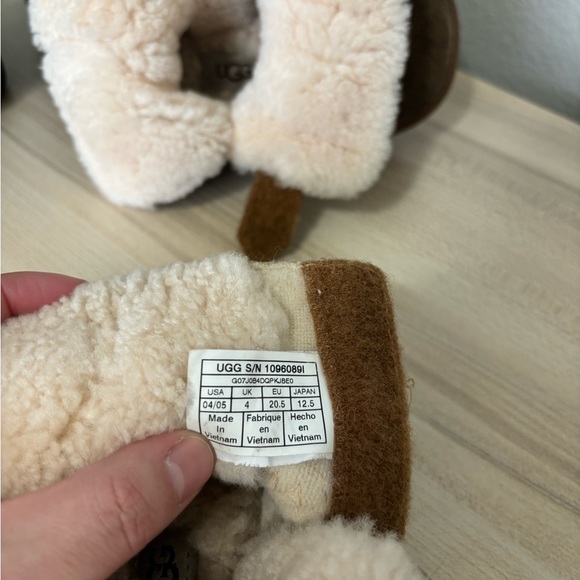 Two pairs of toddler Ugg boots - Picture 5 of 9
